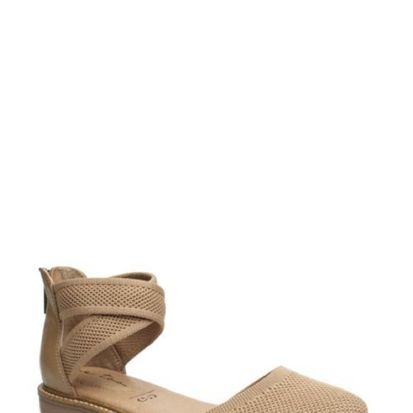 Me Too Adria Mesh Closed Toe Wedge Sandals - Picture 3 of 6